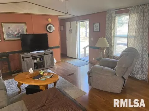 209 S Studell St, Benton, IL 62812 photo 5