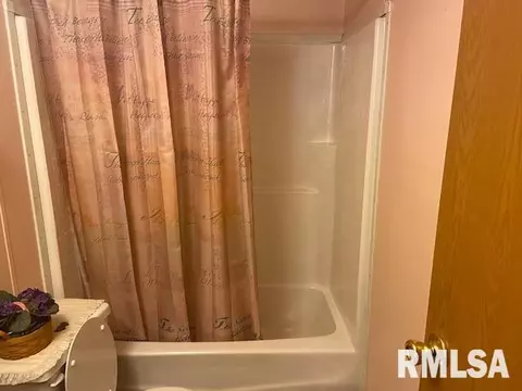 209 S Studell St, Benton, IL 62812 photo 8