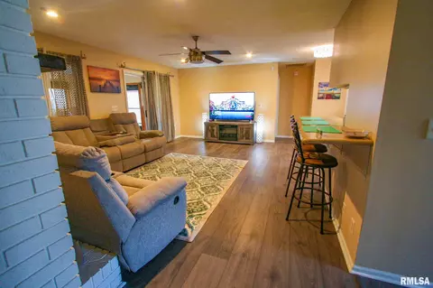 1107 Kathy St, Carmi, IL 62821 photo 4