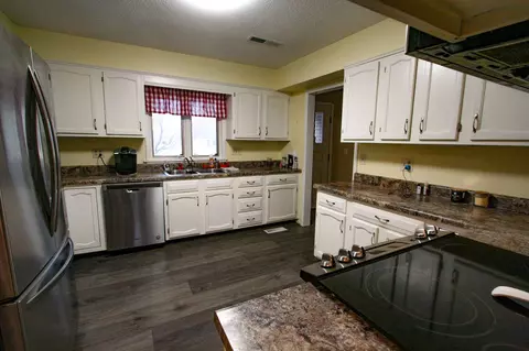 1107 Kathy St, Carmi, IL 62821 photo 6