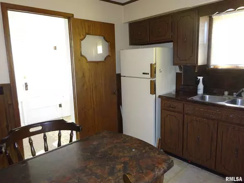 1121 Benton St, Eldorado, IL 62930 photo 6