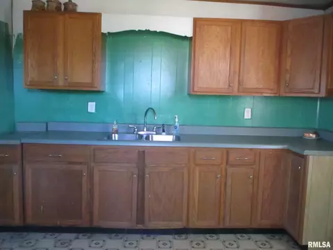 1109 E Webster Ave, Benton, IL 62812 photo 13