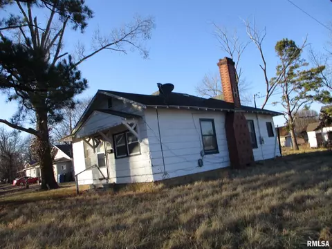 1109 E Webster Ave, Benton, IL 62812 photo 2