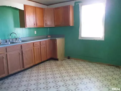 1109 E Webster Ave, Benton, IL 62812 photo 11