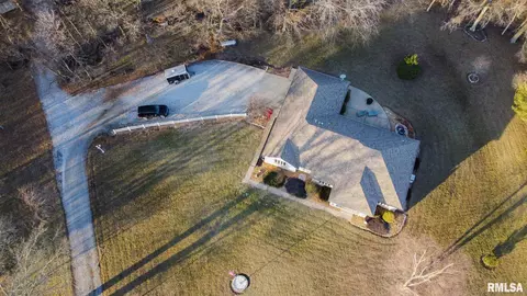 718 Moonglow Rd, Walnut Hill, IL 62893 photo 3