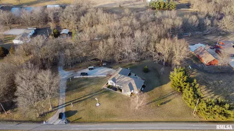 718 Moonglow Rd, Walnut Hill, IL 62893 photo 4