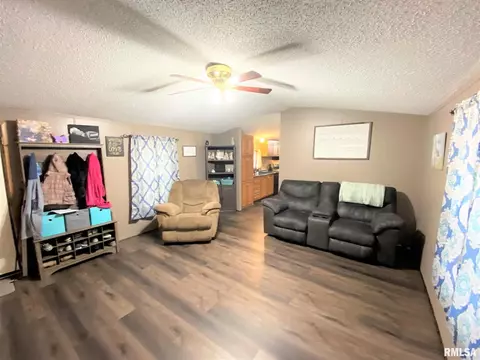 415 W 4th St, Flora, IL 62839 photo 9