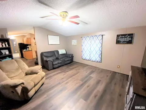 415 W 4th St, Flora, IL 62839 photo 6