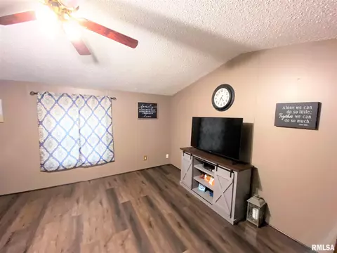 415 W 4th St, Flora, IL 62839 photo 7