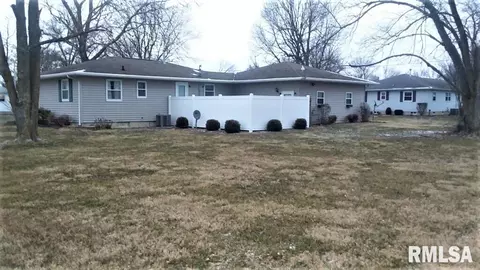 201 E 3rd St, Hoffman, IL 62250 photo 4