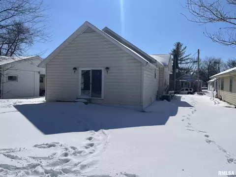 205 Douglas St, Anna, IL 62906 photo 5
