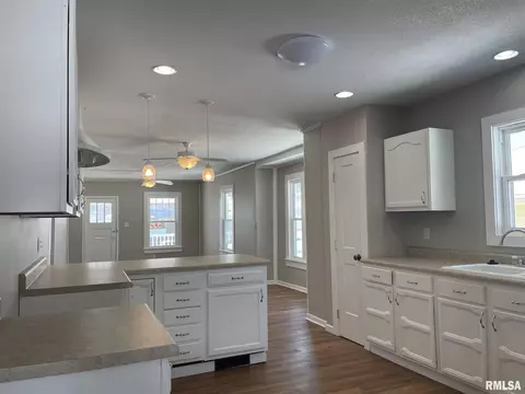 205 Douglas St, Anna, IL 62906 photo 7