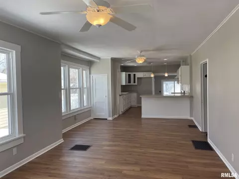205 Douglas St, Anna, IL 62906 photo 6