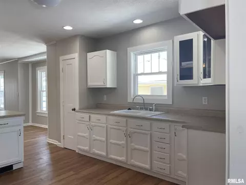 205 Douglas St, Anna, IL 62906 photo 8