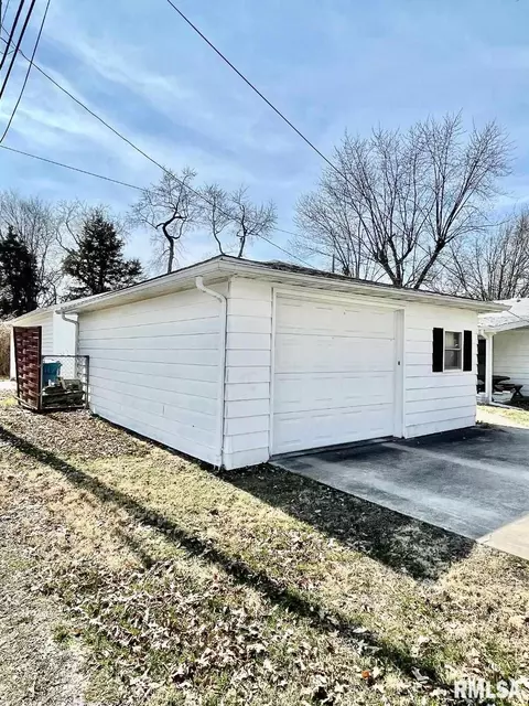1301 S Hickory St, Centralia, IL 62801 photo 4