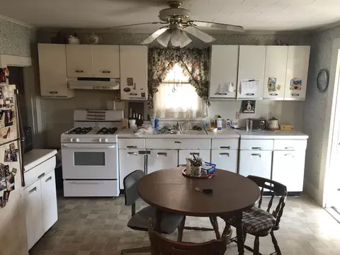 1104 Trolley Rd, Eldorado, IL 62930 photo 4