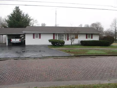 302 S Thomas Sts, Christopher, IL 62822 photo 2