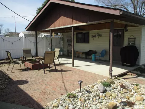 203 E Rea St, Valier, IL 62891 photo 5