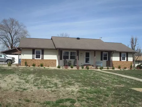 203 E Rea St, Valier, IL 62891 photo 2