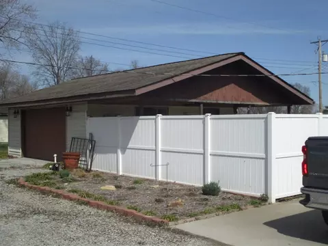203 E Rea St, Valier, IL 62891 photo 4