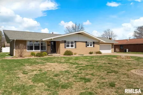 512 Bohleber Dr, Carmi, IL 62821 photo 2