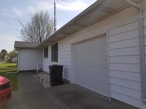 607 S Elm St, Sesser, IL 62884 photo 4