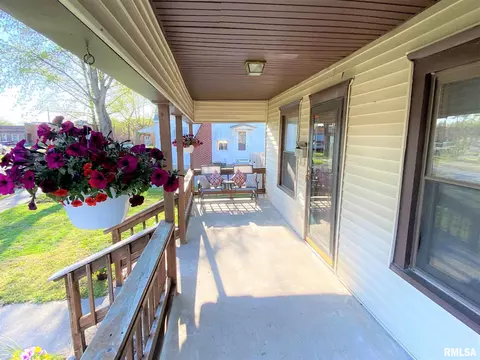 321 E Lincoln Ave, Flora, IL 62839 photo 4