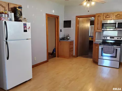 805 S Mulkey St, Christopher, IL 62822 photo 3