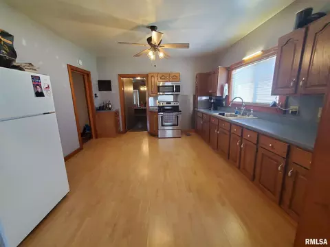 805 S Mulkey St, Christopher, IL 62822 photo 4
