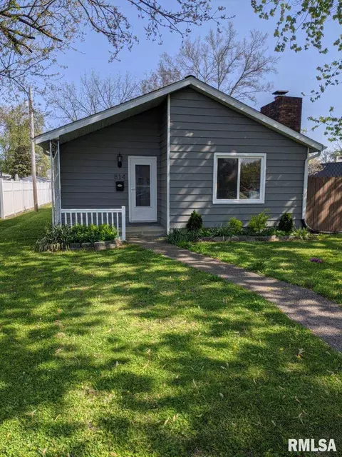 814 E 11th St, Centralia, IL 62801 photo 1