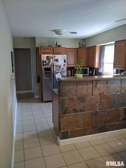 814 E 11th St, Centralia, IL 62801 photo 2
