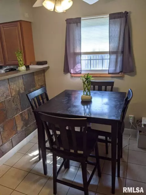 814 E 11th St, Centralia, IL 62801 photo 4