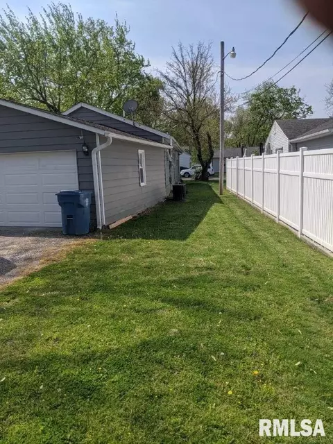 814 E 11th St, Centralia, IL 62801 photo 11