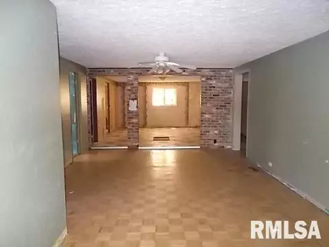 437 Bicknell St, Centralia, IL 62801 photo 3