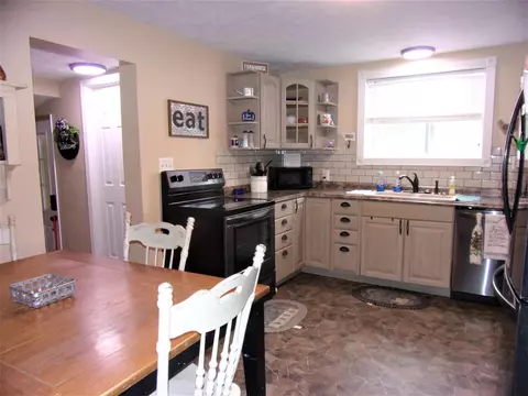 609 N Victor St, Christopher, IL 62822 photo 11