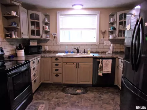 609 N Victor St, Christopher, IL 62822 photo 12