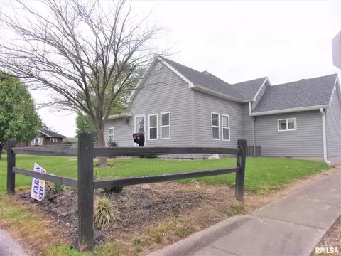 609 N Victor St, Christopher, IL 62822 photo 2