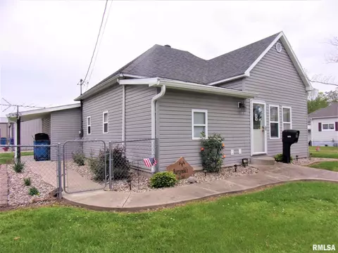 609 N Victor St, Christopher, IL 62822 photo 3