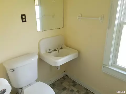 809 E Webster St, Benton, IL 62812 photo 25