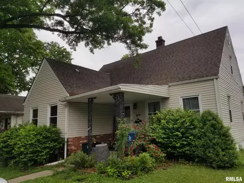 809 E Webster St, Benton, IL 62812 photo 3