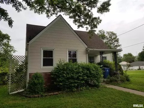809 E Webster St, Benton, IL 62812 photo 2