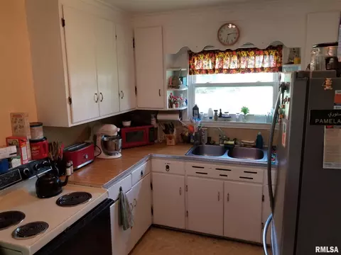 809 E Webster St, Benton, IL 62812 photo 18