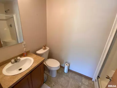 410 Mcfall St, Benton, IL 62812 photo 12