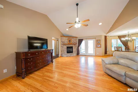 3016 Pine Ridge Dr, Herrin, IL 62948 photo 3