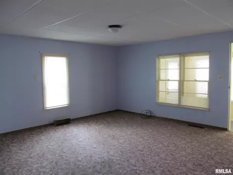 218 E South St, Dix, IL 62830 photo 5