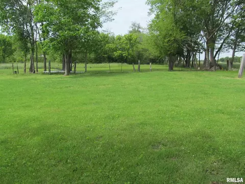 218 E South St, Dix, IL 62830 photo 2