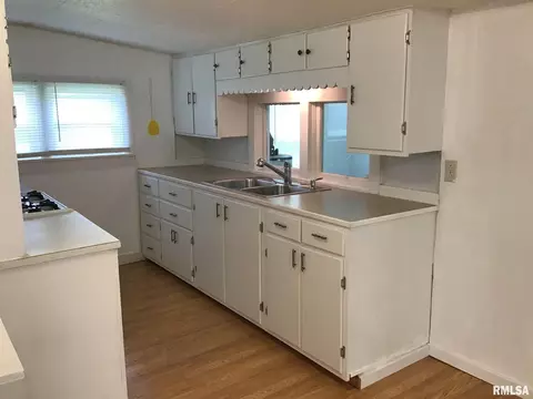 218 E South St, Dix, IL 62830 photo 9