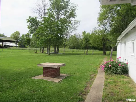 218 E South St, Dix, IL 62830 photo 24