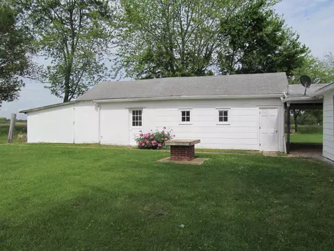218 E South St, Dix, IL 62830 photo 4