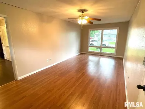 1 Holiday Ter, Centralia, IL 62801 photo 15